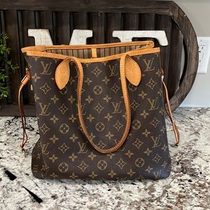 Louis Vuitton neverfull tote with matching pouch